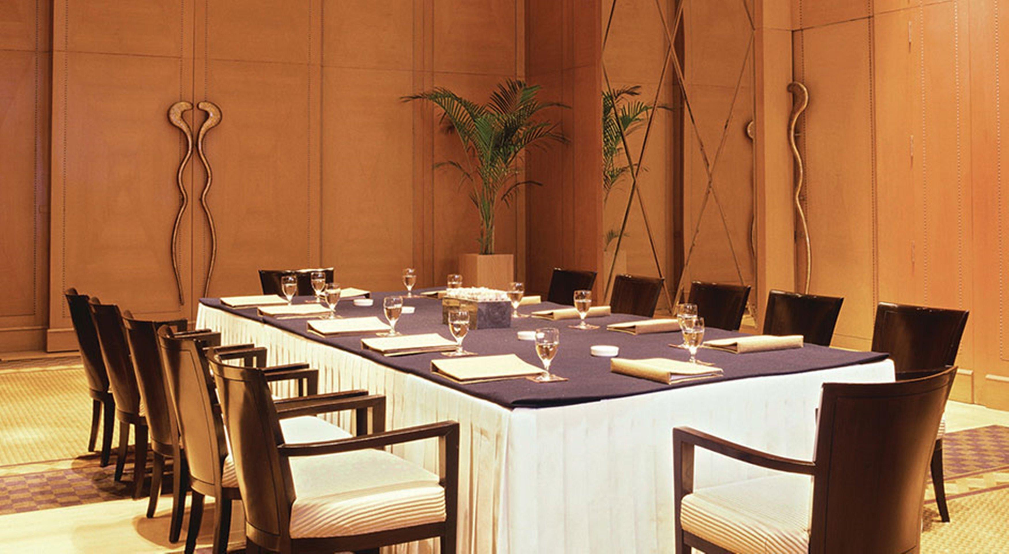 Trident Gurgaon Otel Dış mekan fotoğraf A meeting room at the Taj Bengal