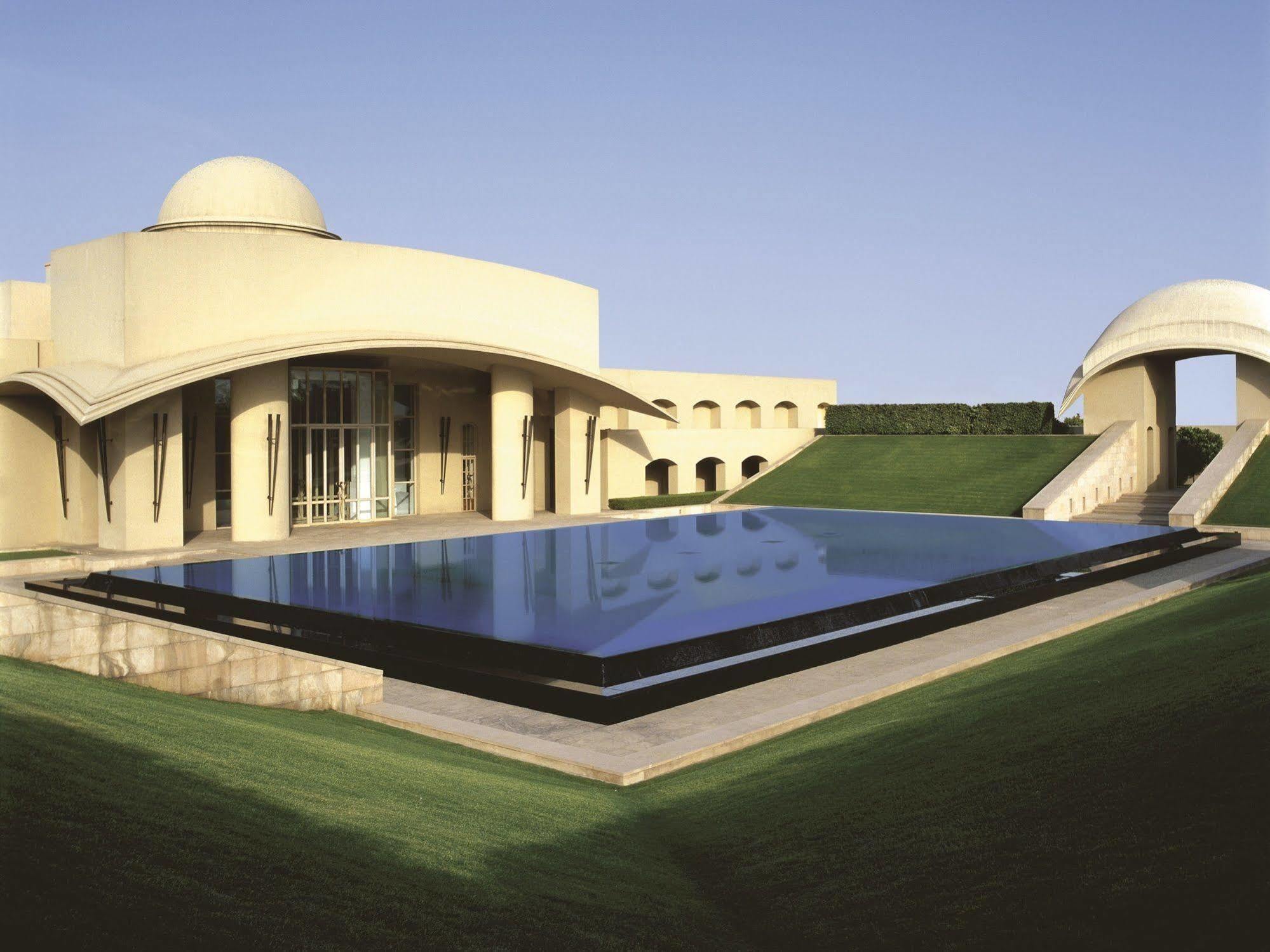 Trident Gurgaon Otel Dış mekan fotoğraf The main building of the academy